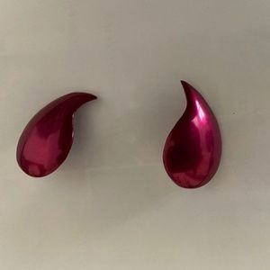 Magenta colored metal 'Tear Drop' earrings